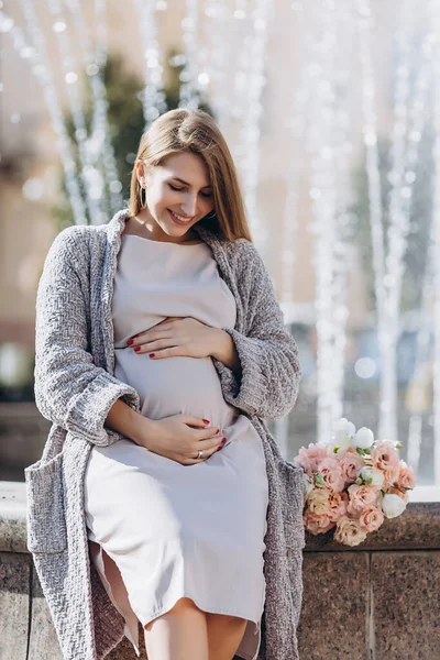 Hübsche Schwangere Frau Mit Blumen Auf Der Straße Schöne Blonde — Stockfoto