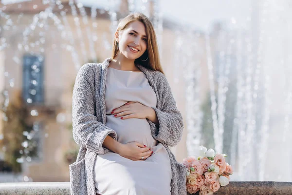 Hübsche Schwangere Frau Mit Blumen Auf Der Straße Schöne Blonde — Stockfoto