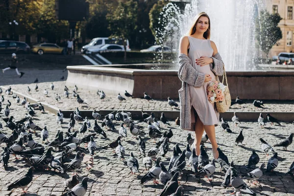 Beautiful Pregnant Mother Stands Pigeons Sunny Summer Park Walking Street — Stock Photo, Image