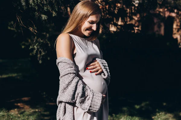 Zwangere Vrouw Die Poseert Het Park Wandelen Het Park Professionele — Stockfoto