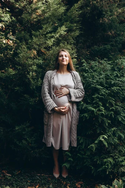 Schwangere Schöne Glückliche Frau Spaziert Herbstlichen Wald Sie Atmet Die — Stockfoto