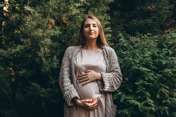 Schwangere Junge Frau Die Den Wald Genießt — Stockfoto