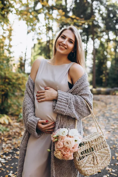 妊娠中の女性が公園でポーズ 公園を歩いている プロの化粧品 幸せで気楽な妊娠 サマーパーク 自然を楽しむ無料の幸せな女性 — ストック写真