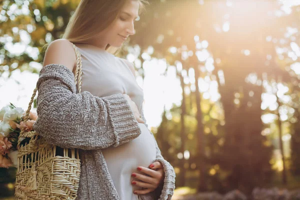 Zwangere Vrouw Die Poseert Het Park Wandelen Het Park Professionele — Stockfoto