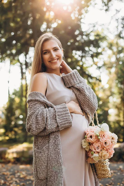 Femme Enceinte Posant Dans Parc Marcher Sur Parc Maquillage Professionnel — Photo