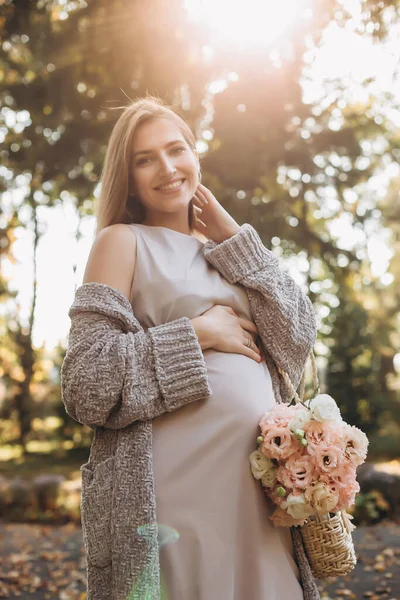 Mujer Embarazada Posando Parque Caminando Por Parque Maquillaje Profesional Embarazo — Foto de Stock