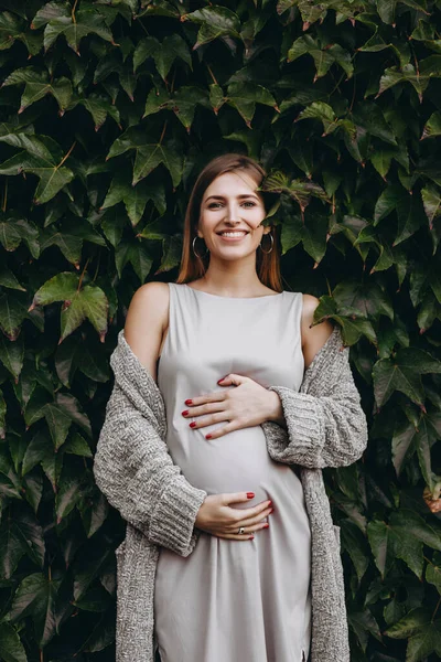 Glückliche Schwangere Frau Umarmt Baby — Stockfoto
