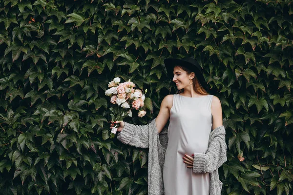 Elinde Beyaz Çiçekler Tutan Hamile Bir Kız — Stok fotoğraf