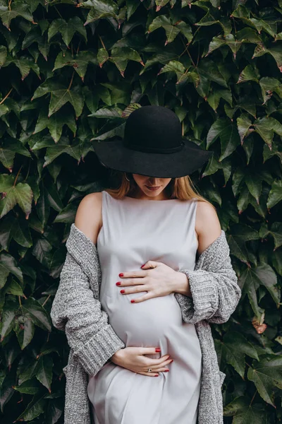 Junge Schwangere Frau Mit Hut Berührt Ihr Baby Wand Aus — Stockfoto