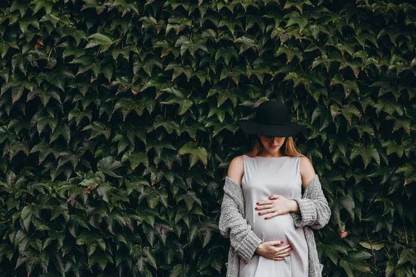 Glücklich Schwangere Mädchen Mit Hut Berührt Das Baby Wand Aus — Stockfoto
