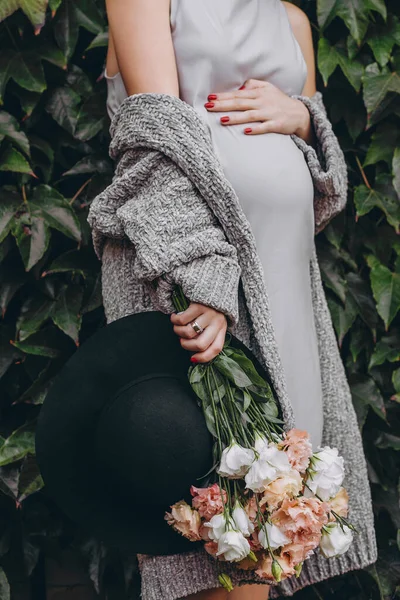 Wand Aus Grünen Blättern Glückliche Schwangere Berührt Baby — Stockfoto