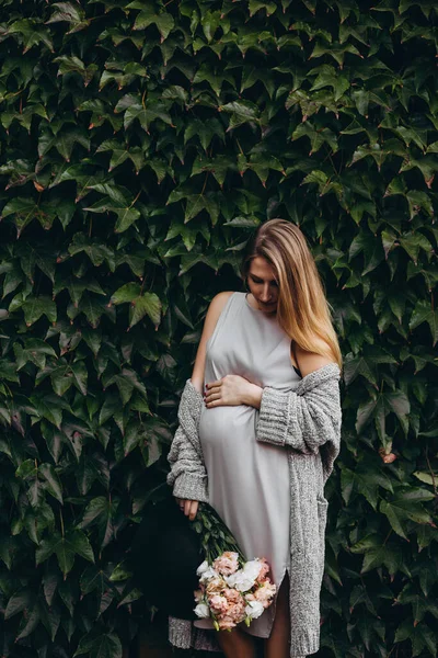 Muur Van Groene Bladeren Jonge Moeder Raakt Haar Baby — Stockfoto