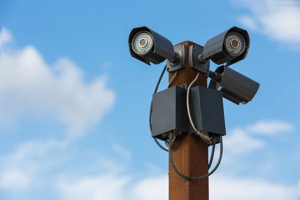 CCTV sécurité trois caméras contre sur le ciel . — Photo