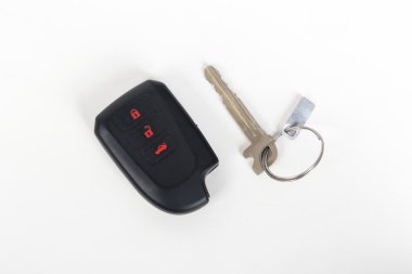 Anahtar araba beyaz arka plan üzerinde akıllı.