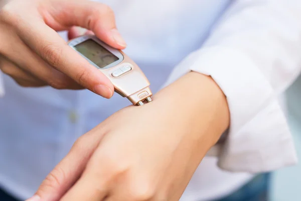 Nahaufnahme der Hand einer Person bei der Hautkontrolle mit dem Dermatoskop. — Stockfoto