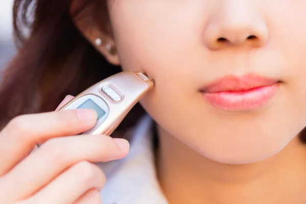 Nahaufnahme einer Person, die das Gesicht der Haut mit dem Dermatoskop überprüft. — Stockfoto