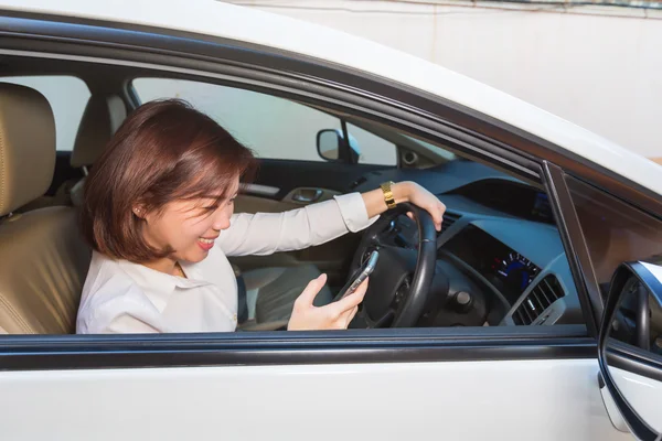 Mulheres jogando smartphone se sentindo feliz dentro do carro . — Fotografia de Stock