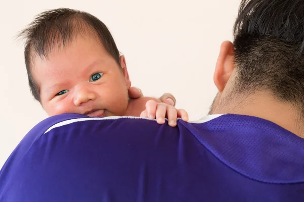 Младенец улыбается отцу на плече . — стоковое фото