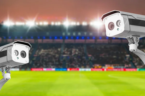 Sécurité CCTV dans le football du stade au crépuscule arrière-plan . — Photo