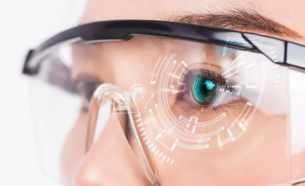 Close-up van oog van de vrouw. High technologies in de futuristische. — Stockfoto