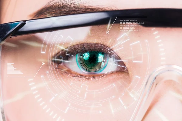 Närbild av kvinnans ögon. Hög teknik i den futuristiska. : — Stockfoto