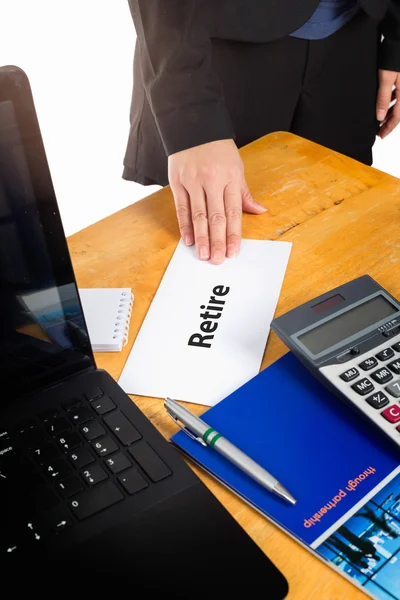 Mano sosteniendo carta de retiro en el escritorio del jefe . — Foto de Stock