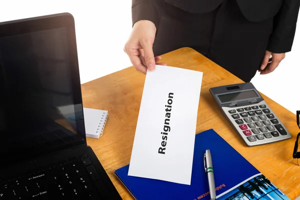 Hand hält Rücktrittsschreiben auf dem Schreibtisch des Chefs. — Stockfoto