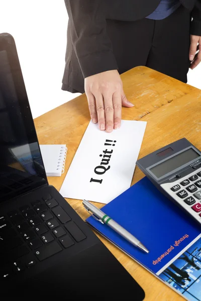 Mão segurando carta de demissão na mesa do chefe . — Fotografia de Stock