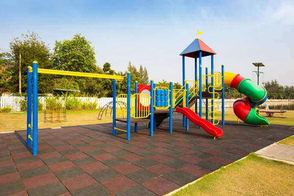 Colorido parque infantil en el patio en el parque. — Foto de Stock