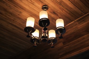 Tavan ahşap asılı vintage avize.