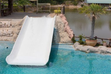 Yüzme havuzunda su kaydırıcı.