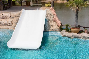 Yüzme havuzunda su kaydırıcı.