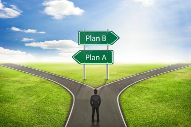 İşadamı kavramı, işareti Plan A veya B yol doğru yol için.