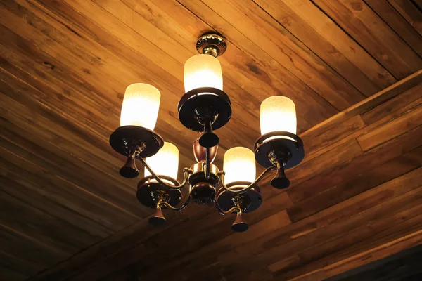 Lámpara vintage colgando en el techo de madera . — Foto de Stock