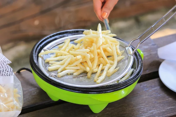 Papas fritas cocinando en freidora . — Foto de Stock