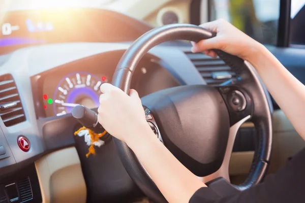 Mulheres segurando roda e dirigindo um carro em um bom tempo . — Fotografia de Stock