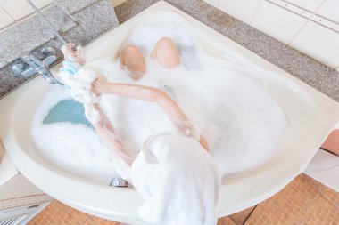 Genç güzel kız küvette duş.