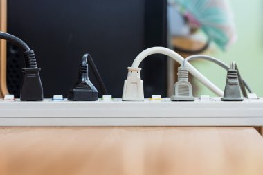 Elektrikli ev aletleri pluged, birkaç bağdaştırıcı ve şarj cihazı.