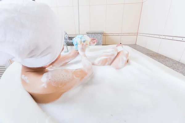 Hermosa chica duchándose y lavándose las manos en la bañera . — Foto de Stock
