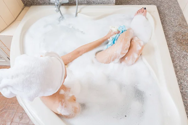 Duş ve küvet içinde el yıkama güzel kız. — Stok fotoğraf