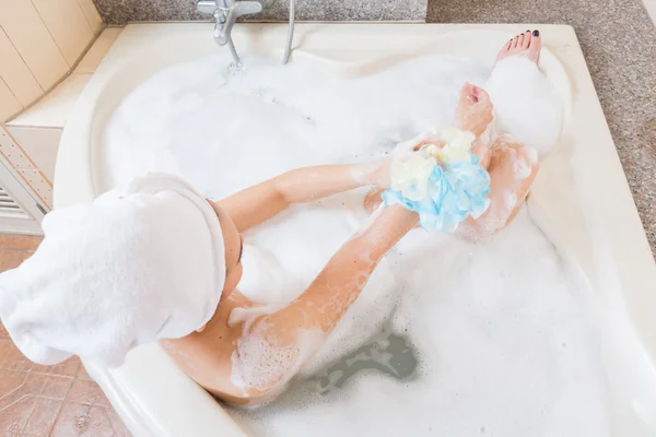 Hermosa chica duchándose y lavándose las manos en la bañera . — Foto de Stock