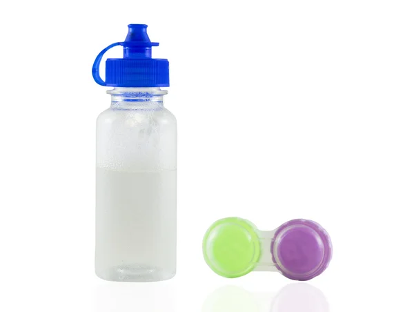 Obudowa obiektywu i butelkę wody czystej na białym tle na biały backgrou — Zdjęcie stockowe