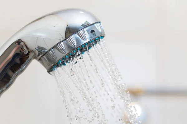 Douche avec vapeur d'eau dans la salle de bain . — Photo