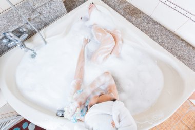 Genç güzel kız küvette duş.