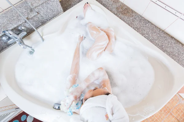 Joven hermosa chica ducha en bañera . — Foto de Stock