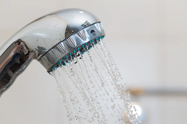 Douche avec vapeur d'eau dans la salle de bain . — Photo