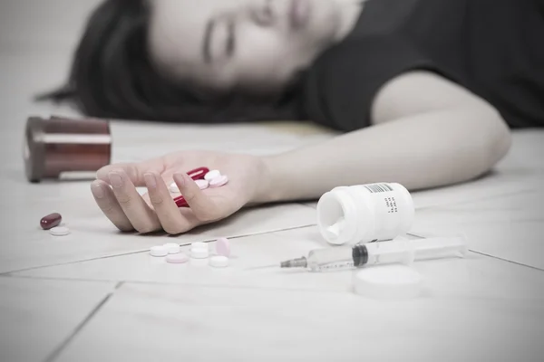 Concentre-se em mulheres mão depois de comer pílulas overdose . — Fotografia de Stock