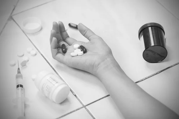 Centrarse en las mujeres de la mano después de comer pastillas sobredosis . —  Fotos de Stock