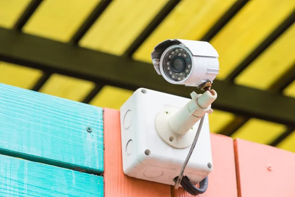 Câmera de CCTV operando ao ar livre com cerca doméstica . — Fotografia de Stock