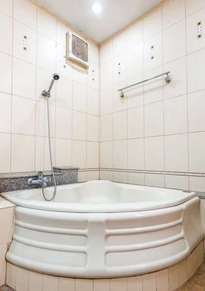 Banho quarto e chuveiro interior no banheiro . — Fotografia de Stock